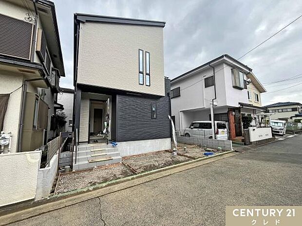 スーパーやコンビニなど、毎日のお買い物に欠かせない商業施設が身近に充実。子育て世帯からシニアまで快適にお過ごしいただけます。