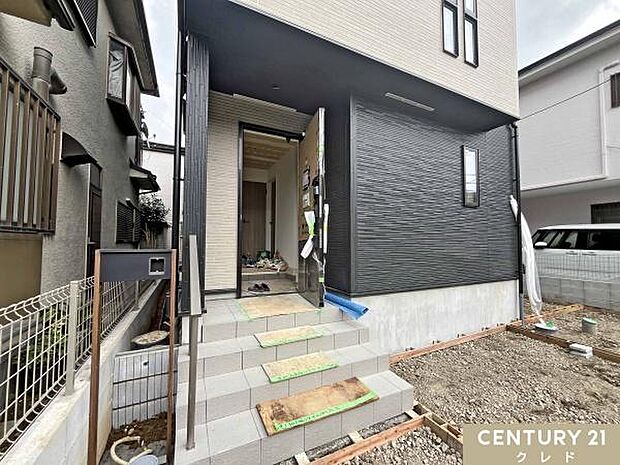 外観が完成し、住まいの全体像が見えてきました。室内工事も着々と進み、完成に向けて順調に工事が進んでいます。