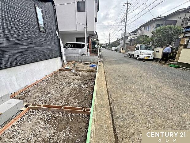 千代田小・中学校まで徒歩4分で、毎日の通学も安心。スーパー・コンビニ・ドラッグストアも徒歩9分圏内に揃う、子育て世帯に嬉しい暮らしやすい住環境です。