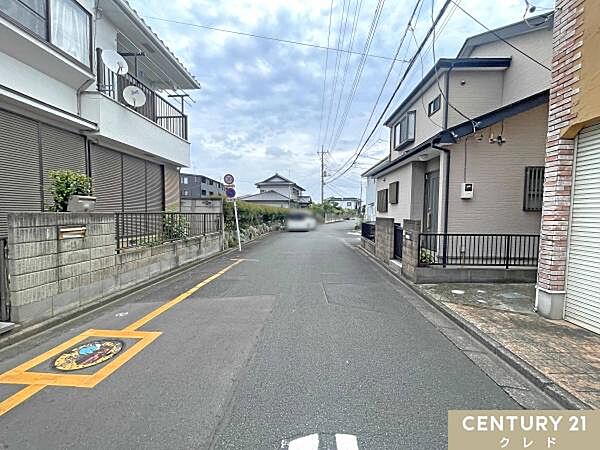 ゆったりした前面道路約6m！駐車やお車の出入りもスムーズです。落ち着いた住宅地に位置しながらも、周辺施設が充実した好立地。