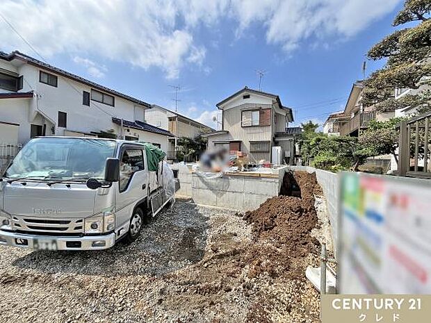境界部分のブロックも施工されました。明確な境界があることで、隣接する敷地とのプライバシーの確保やトラブル防止に繋がります。