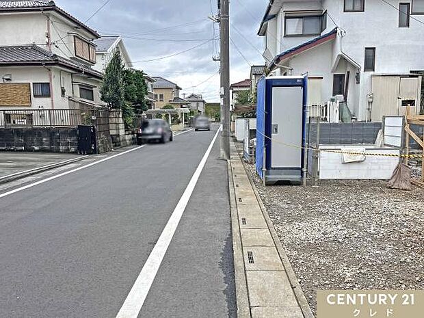 前面道路はゆとりある幅員6m。保育園・幼稚園、小学校や公園が近く、子育て家族にもオススメの住環境。