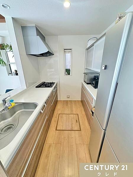 収納豊富なシステムキッチンは動線にゆとりを作り、住空間を広く確保。キッチンツールなどもすっきりと収納することができ毎日のお料理やお掃除も快適に行うことができます。
