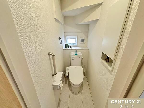 収納付きの温水洗浄トイレは、スタイリッシュなデザインと機能性を両立。トイレットペーパーや消耗品をスッキリ収納でき、スペースを有効活用。温水洗浄機能で快適さが向上し、清潔感も保てます。