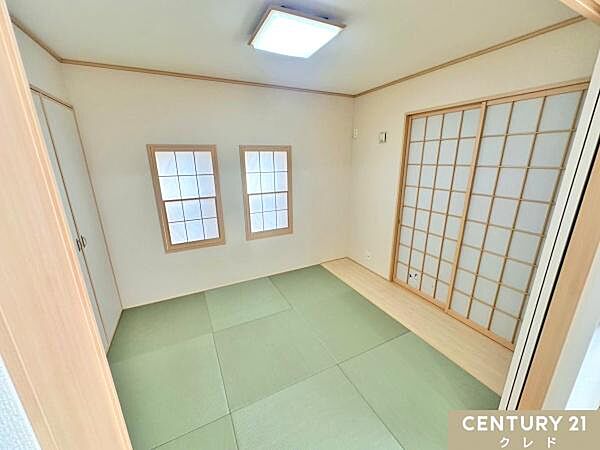 【和室5.25帖】ライフステージに応じた可変性の高い和室。縁のない畳はスッキリとした印象で洋風の家具にも合わせやすくモダンな雰囲気です。