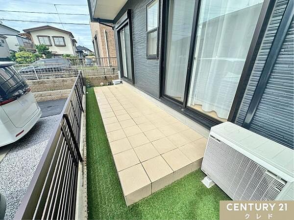 【タイルテラス】LDKから直接出られる屋外スペースは、タイル敷き＋人工芝の組み合わせで開放的なセカンドリビングとしても使用できます。