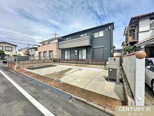 東武東上線「一本松」駅から徒歩18分に位置する敷地50坪超のお住まいはゆとりの造りで子育て家族や2世帯での生活にもおすすめです。