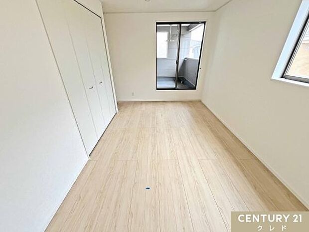 【洋室8帖】南東向きバルコニーに面した明るく風通しの良い洋室8帖。主寝室にぴったりの広さで、家具のレイアウトもしやすい使い勝手の良い空間です。