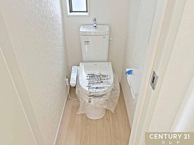 窓から自然光が入り、明るく爽やかな印象のトイレです。温水洗浄便座付きで毎日快適。お手入れもしやすく、清潔な状態を保ちやすいのも魅力です。