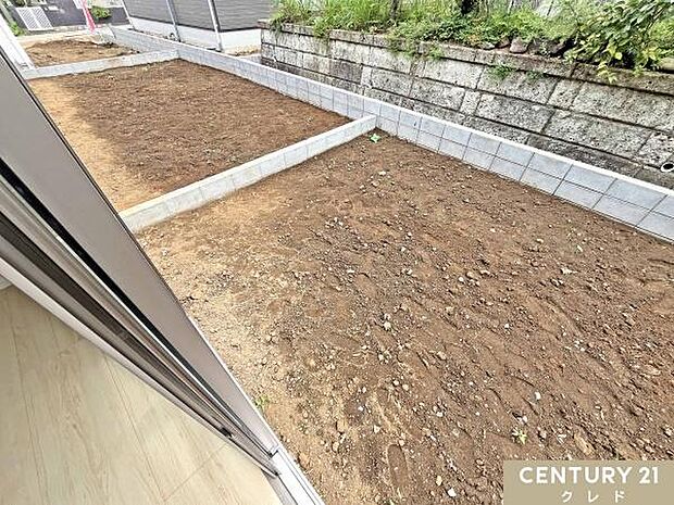 広々としたお庭では、家族や友人とバーベキューを楽しんだり、ガーデニングや家庭菜園に挑戦したりと、暮らしの楽しみが広がります。四季の移ろいを身近に感じながら、のびのび過ごせる住まいです。