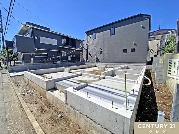 現在は基礎工事中です。床全面と立ち上がりを鉄筋コンクリートで施工することで、安心して暮らせる地震に強い基礎を造ります。