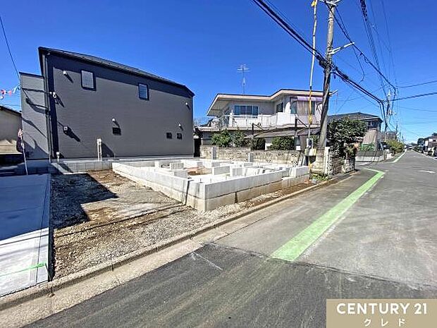 JR川越線「笠幡」駅徒歩19分。お子様の通学も安心な「霞ヶ関南小学校」まで徒歩5分。近隣には公園もあり、のびのびと子育てができる落ち着いた住環境です。