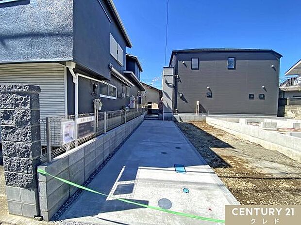 道路から一歩奥まった旗竿地。玄関を出てすぐに道路がないため、小さなお子さまのいるご家庭にも嬉しい住環境です。