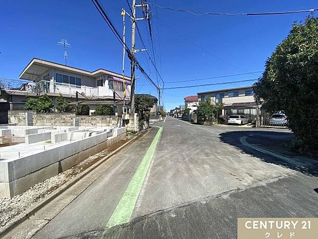 JR川越線「笠幡」駅徒歩19分。お子様の通学も安心な「霞ヶ関南小学校」まで徒歩5分。近隣には公園もあり、のびのびと子育てができる落ち着いた住環境です。