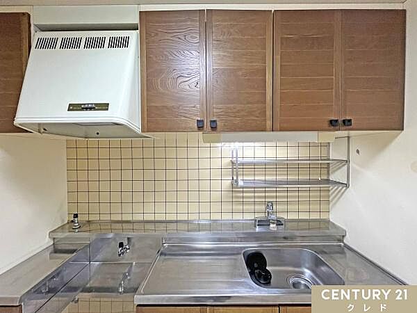 キッチンの上部にも収納棚があり、使い勝手の良い空間です。豊富な収納スペースを備え、調理器具や食器などもすっきり片付きます。