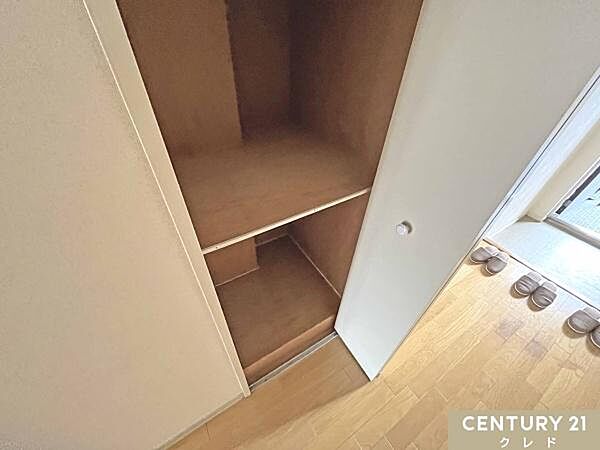 【廊下収納】普段使わない季節物やアウトドア用品、掃除道具の収納におすすめ！スッキリ片付き、清潔感あふれる住まいに。