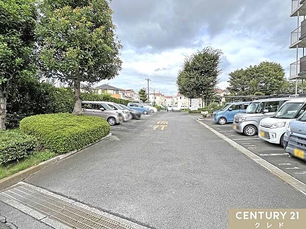 【駐車場】敷地内駐車場有り（月額7500円）空き状況や車サイズの制限もありますので、ご希望の場合はお気軽にご確認ください。