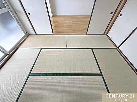 【和室6帖】畳表替え済みで気持ちよく使える和室6帖。客間やくつろぎのスペースにもおすすめです。押入れ付きでお布団もスッキリ片付きます。