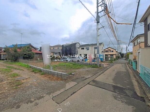 霞ヶ関小・中学校まで徒歩8分でお子様の通学も安心。商業施設も近隣に充実した住み良い環境です。