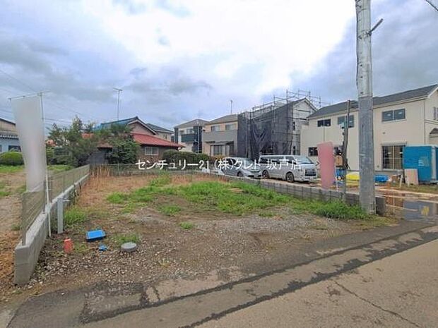 全棟2台駐車可能なカースペース付き。通勤やお子様の送り迎えなど、ご夫婦でお車をお持ちの方も安心です。