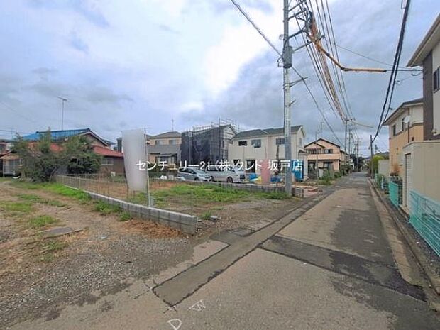 霞ヶ関小・中学校まで徒歩8分でお子様の通学も安心。商業施設も近隣に充実した住み良い環境です。