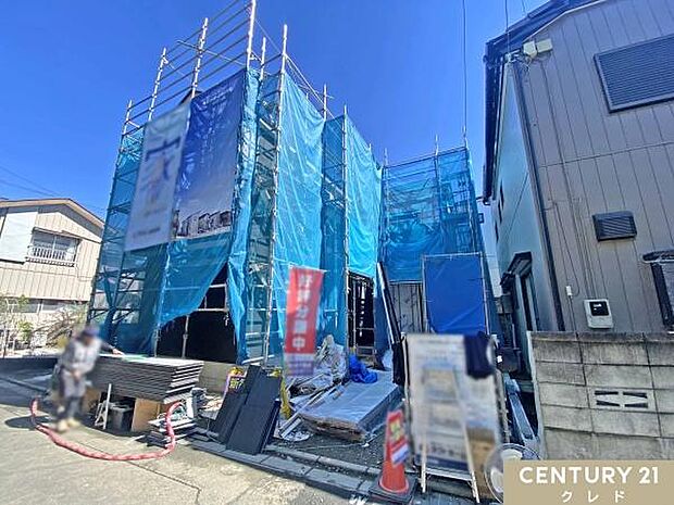 現在は外壁工事中。建物の完成に向けて、着々と工事が進んでいます。