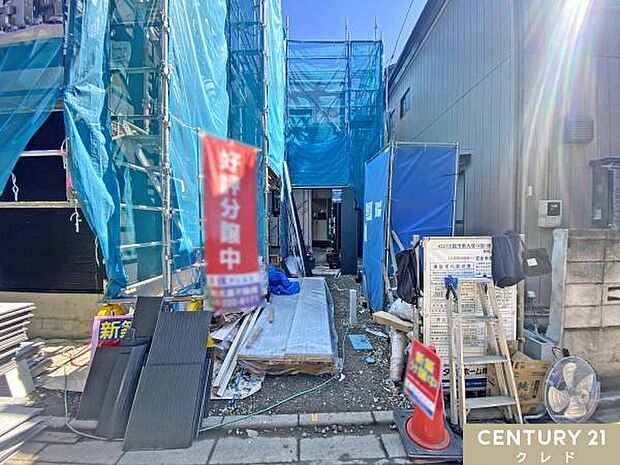 西武新宿線「南大塚」駅徒歩12分。駐車場1台付きで、日々のお買い物やお出かけにも便利です。