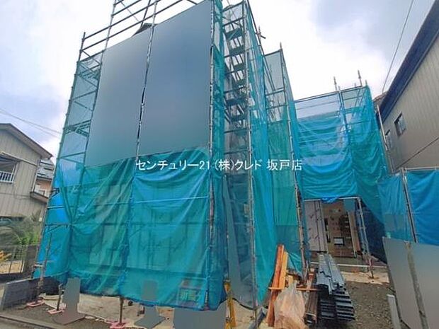 上棟し、シートが施工されました。建物の全体像が見えてきました。完成に向けて着々と建築が進んでいます。