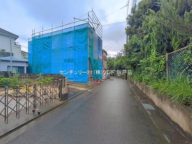 西武新宿線「南大塚」駅まで徒歩12分。前面道路は西側4m。車通りが少なく、駐車の際も安心です。