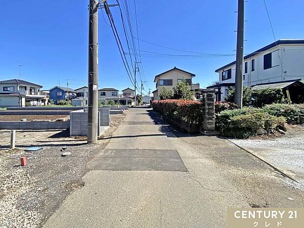 南道路×広々とした庭先が魅力の明るい住まい。陽当りの良い開放的な立地で、お子さまの遊び場やガーデニングにもピッタリです。