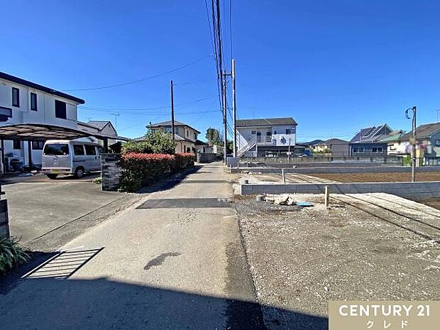 南道路×広々とした庭先が魅力の明るい住まい。陽当りの良い開放的な立地で、お子さまの遊び場やガーデニングにもピッタリです。