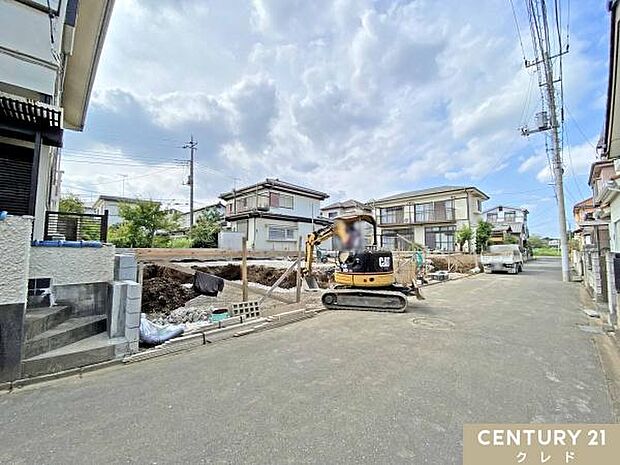 東武東上線「霞ヶ関」駅徒歩17分、JR川越線「的場」駅徒歩18分。2駅2路線利用でき、通勤・通学にも便利な立地です。