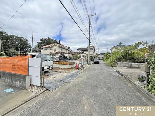 公道西側6mと東側4.5mの両面道路に面した開放感のある敷地。ショッピング施設「イオンタウン毛呂山」まで車7分。