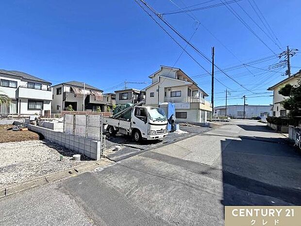 南側6m道路に面し、陽当りと開放感が魅力の新邸。駐車場は全棟並列2台分を確保。前面道路が広く、車の出し入れもスムーズです。