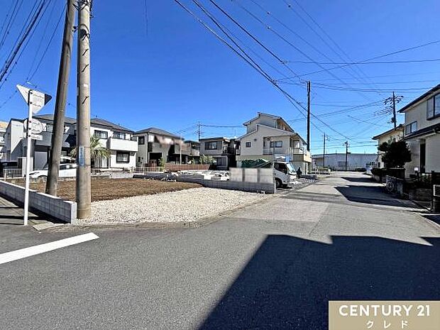 南側6m道路に面し、陽当りと開放感が魅力の新邸。駐車場は全棟並列2台分を確保。前面道路が広く、車の出し入れもスムーズです。