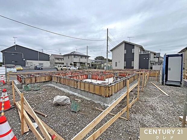 只今、基礎工事中です。耐震性にも配慮した構造。しっかりとした基礎が、長く安心して暮らせる住まいを支えます。