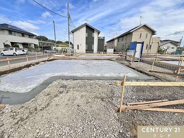 ただいま全棟基礎工事の進行中です。地盤調査と基礎をしっかり作ることで揺れに強いお住まいを作ります。