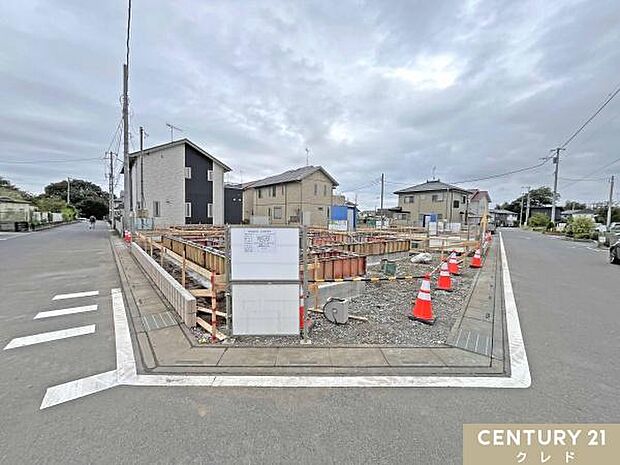 2台駐車可能なカースペース付き。前面道路は幅員約6mあり、車のすれ違いもスムーズです。