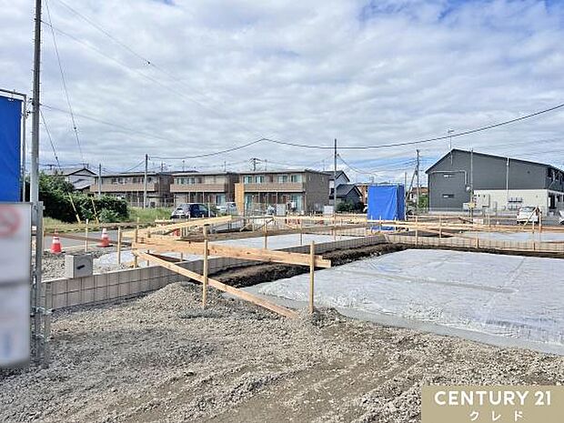 ただいま全棟基礎工事の進行中です。地盤調査と基礎をしっかり作ることで揺れに強いお住まいを作ります。