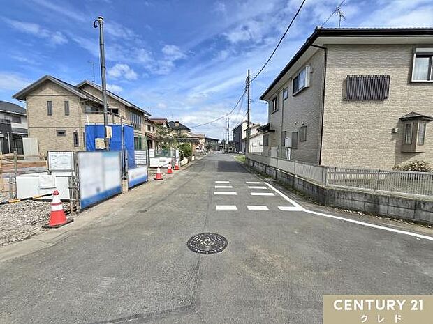 東武東上線「高坂」駅から徒歩9分。高坂小学校徒歩4分、ピオニーウォークなどの商業施設も充実した住環境です。
