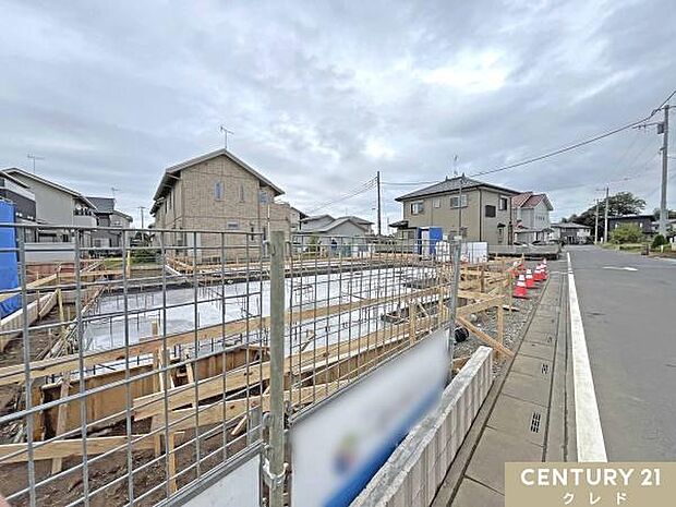 並列2台駐車可能(車種による)前面道路は幅員約6mあり、車のすれ違いもスムーズです。