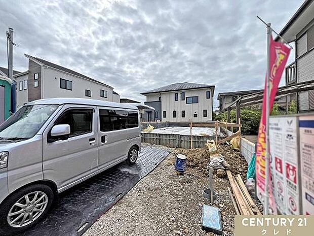 敷地内には並列2台駐車可能なカースペース付き。毎日の通勤やお子様の送り迎えなど、車移動がメインの方にも嬉しいですね。
