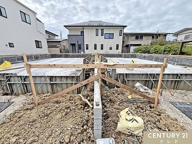 現在は基礎工事中です。床全面と立ち上がりを鉄筋コンクリートで施工することで、安心して暮らせる地震に強い基礎を造ります。