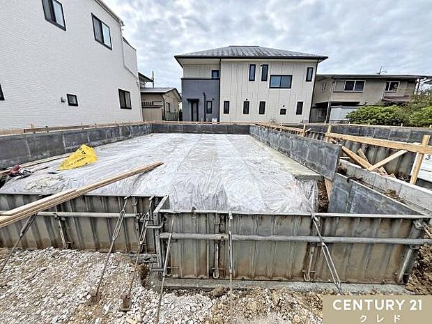 現在は基礎工事中です。床全面と立ち上がりを鉄筋コンクリートで施工することで、安心して暮らせる地震に強い基礎を造ります。