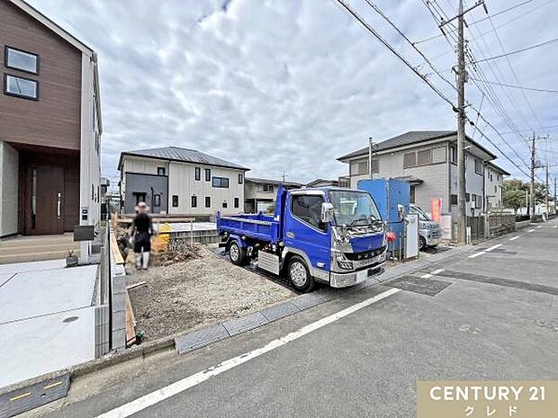 敷地内には並列2台駐車可能なカースペース付き。毎日の通勤やお子様の送り迎えなど、車移動がメインの方にも嬉しいですね。