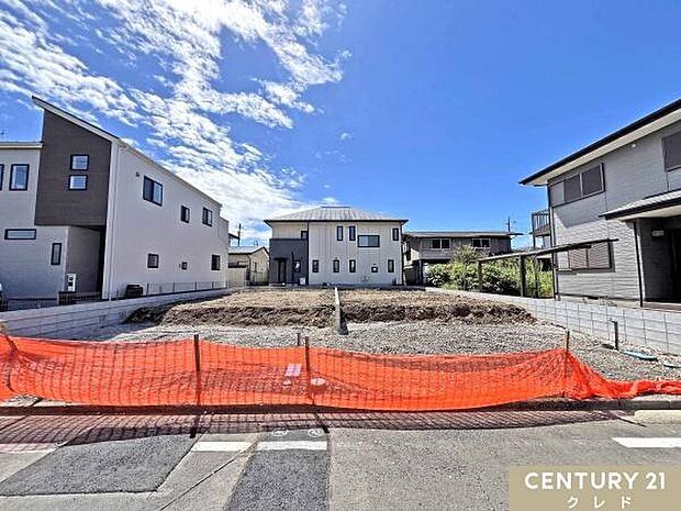 6m公道に面した、ゆとりある敷地40坪超の全2棟。これから基礎工事、上棟、外観工事へと進んでいく様子を、完成まで随時写真でお届けします。