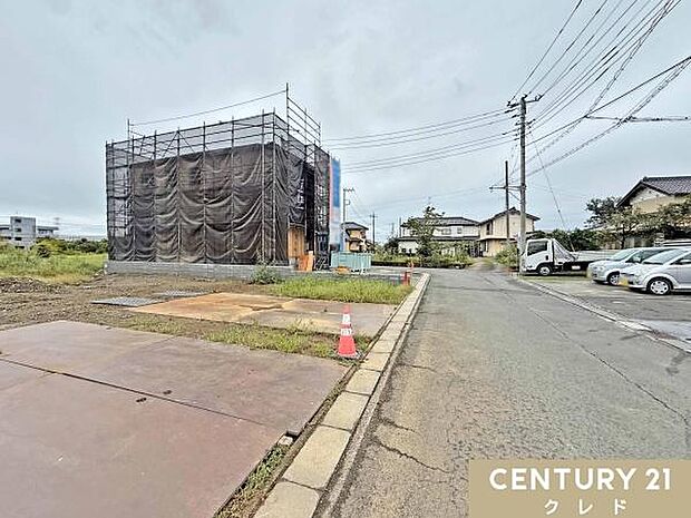 57坪のゆとりある敷地。並列2台駐車可能なカースペースに加え、家庭菜園も楽しめる広々とした庭付きの4LDKです。