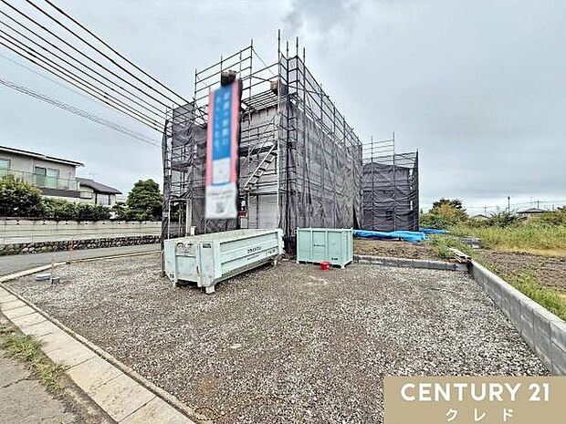 駐車場は並列3台分確保。お友達が遊びに来た時、急な来客時にも安心のゆとりを確保！家の前に車を停めてご近所の迷惑に…なんて心配がいりません。
