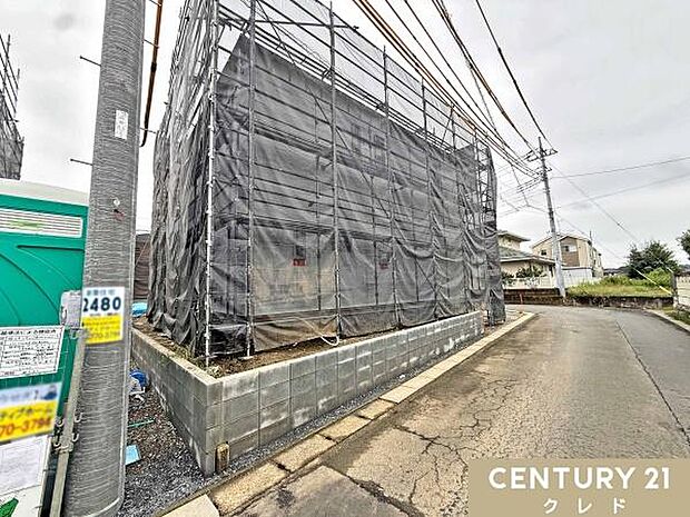 現在は、雨水の浸入を防ぐ大切な防水シートの施工中。完成に向けて、着々と工事が進んでいます。