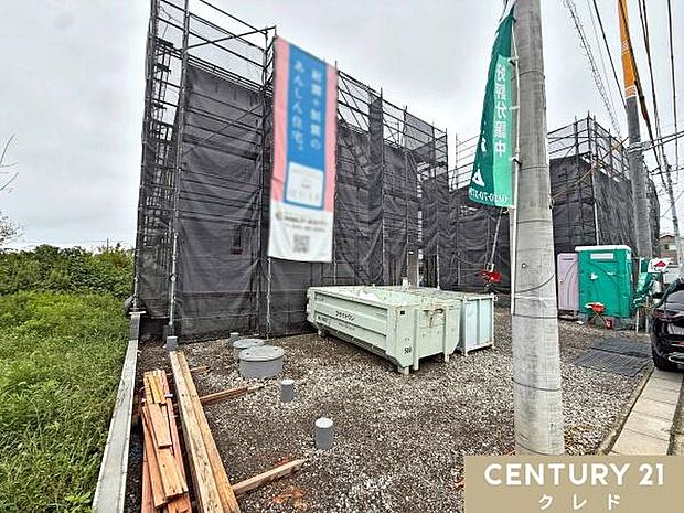 69坪のゆとりある敷地。並列3台駐車可能なカースペースに加え、家庭菜園も楽しめる広々とした庭付きの4LDKです。